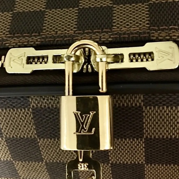 ❤️*AUTH*. LV LOCK AND KEY WITH LUGGAGE TAG❤️ - Picture 8 of 10